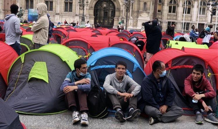 Fransa'da barınma vaadiyle tahliye edilen bazı evsiz göçmenler gözaltı merkezine götürülmüş
