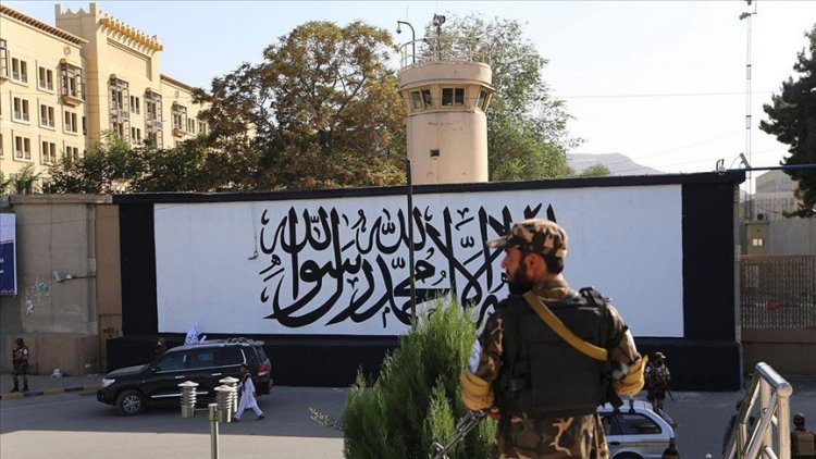 Kabil’de ABD büyükelçiliğinin duvarına Taliban'ında bayrağı olan Kelime-i Tevhid yazıldı