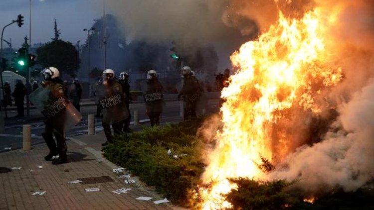 Selanik'te protestocular polisle çatıştı