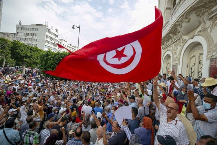Tunus’ta Cumhurbaşkanı’nın olağanüstü yetkileri elinde toplayan kararları protesto edildi