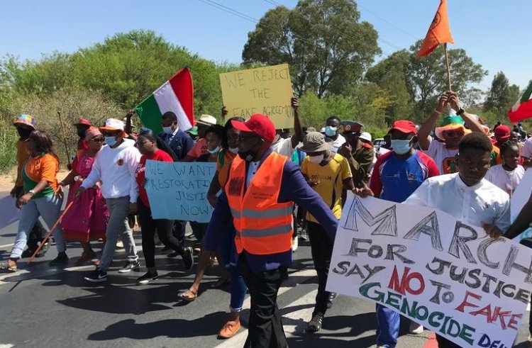 Almanya ile varılan 'soykırım anlaşması'nı reddeden Namibyalılar meclise yürüdü