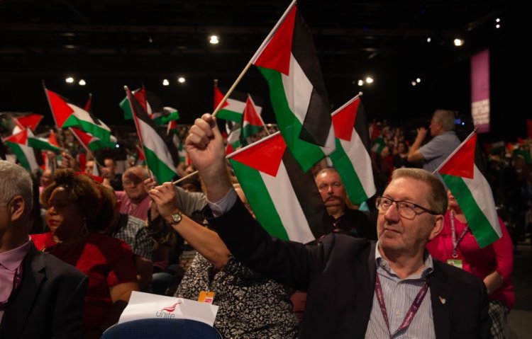İngiltere'de İşçi Partisi, İşgalci İsrail'e yaptırım uygulamasını destekleyen önergeyi onayladı