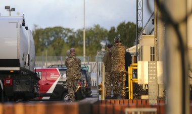 Askerin akaryakıt sevkiyatına başladığı İngiltere'de akaryakıt sorunu devam ediyor