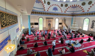 Hollanda'da Müslümanlara ait kurumların gizlice araştırılmasına tepki