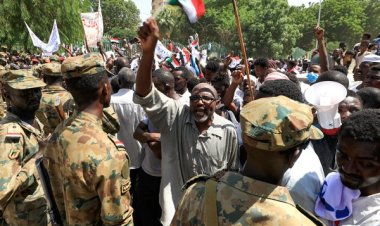 Sudan'da Başbakanlığa yürümek isteyen göstericilere polis müdahalesinde 5 kişi yaralandı