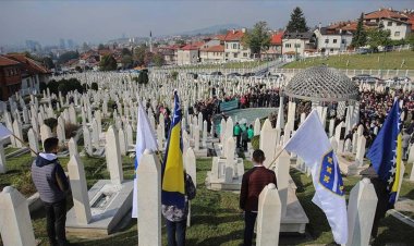 Bosna Hersek'in ilk Cumhurbaşkanı İzetbegoviç, vefatının 18. yılında kabri başında anıldı