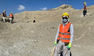 Taliban ekonomik krizdeki Afganistan'da işçi maaşlarını 'buğday'la ödeyecek