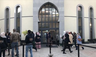 Fransa'da gönüllü Müslüman gençler camilere dijital bağış uygulaması geliştirdi