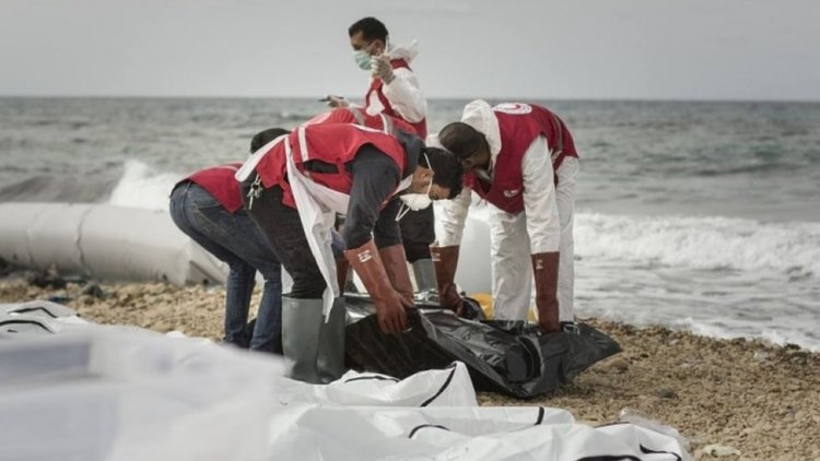 Libya'da 17 göçmenin cesedi sahile vurdu