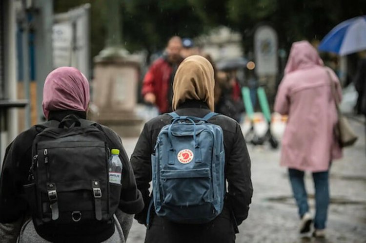 ABD'de Müslüman kız öğrencinin sınıfta zorla başörtüsünün çıkarıldığı iddiası tepki çekti