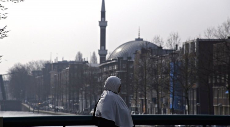 Hollanda'da Müslümanlara ait kurumlar gizlice araştırıldı