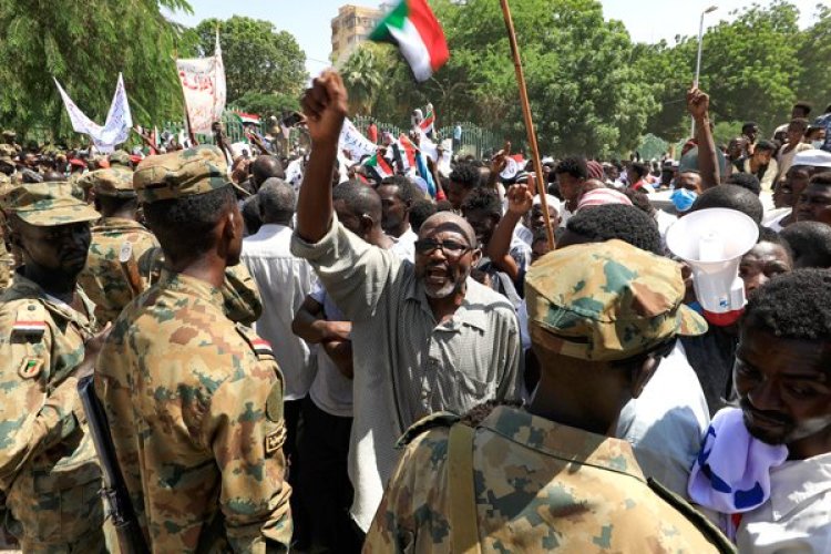 Sudan'da Başbakanlığa yürümek isteyen göstericilere polis müdahalesinde 5 kişi yaralandı