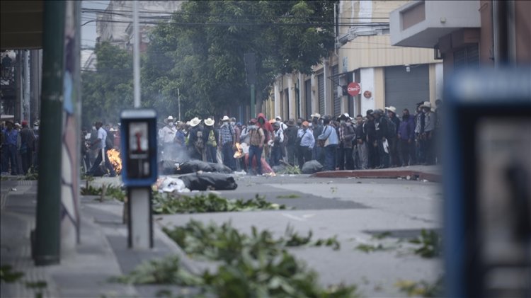 Guatemala'da emekli askerler kongre binasını bastı