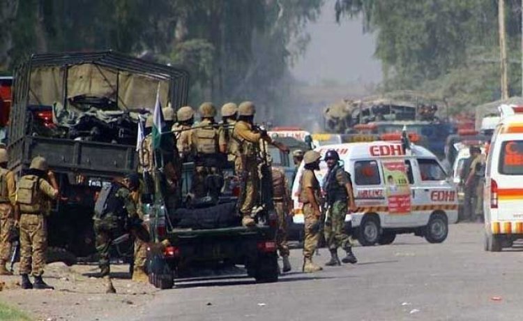 Pakistan'da güvenlik güçlerine bombalı saldırı: 6 ölü