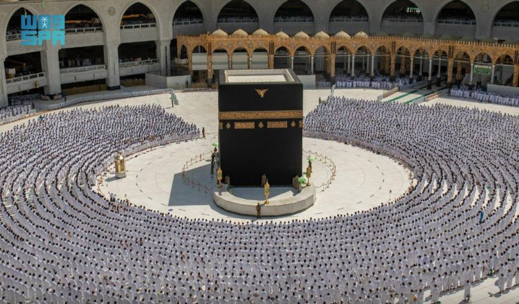 Kabe'de sosyal mesafesiz ilk cuma namazı