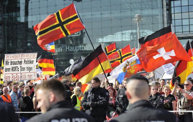 Almanya'da aşırı sağcılar sığınmacılara karşı toplanıyor