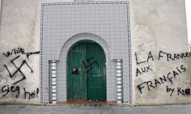 Fransa'da 3 camiye İslamofobik saldırı