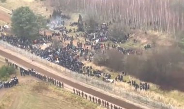 Belarus’ta kalabalık bir göçmen grubu Polonya sınırına ilerliyor