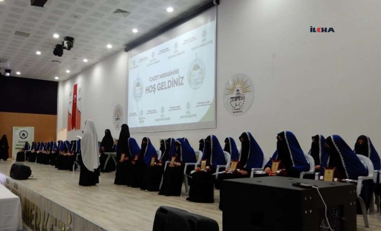 Siverek'te ilimlerini tamamlayan kız talebeler icazetlerini aldı