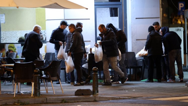 Belçika'da otelinde evsizleri ağırlayan Faslı iş adamı geceleri muhtaçlara ekmek dağıtıyor