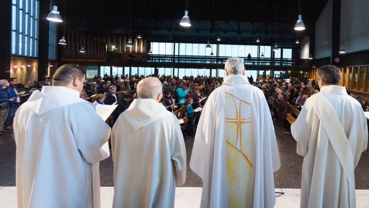 Fransa'da rahipler cinsel istismar vakalarında 'Kilise'nin kurumsal sorumluluğunu' kabul etti