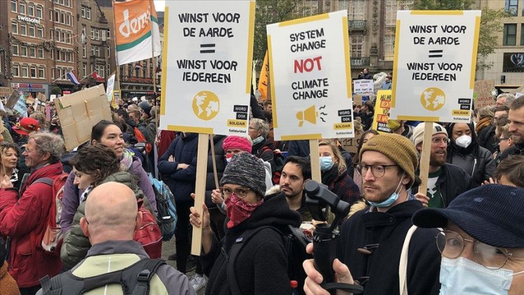 Hollanda'da on binlerce kişi iklim için yürüdü