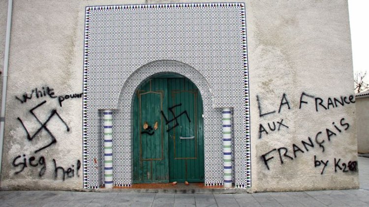Fransa'da 3 camiye İslamofobik saldırı