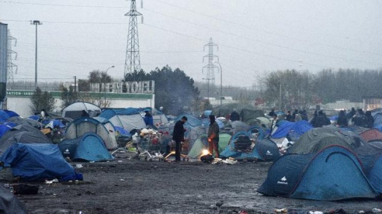 Fransa'nın kuzeyindeki 1500 düzensiz göçmenin olduğu kamp boşaltıldı