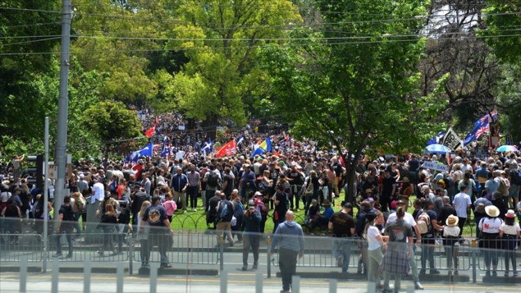 Avustralya’da Kovid-19 aşısı karşıtları gösteri yaptı