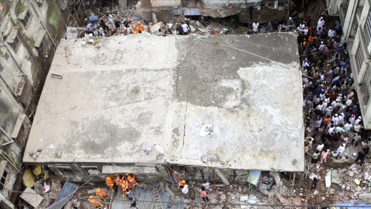 Hindistan'da sel nedeniyle çöken binada en az 17 kişi hayatını kaybetti