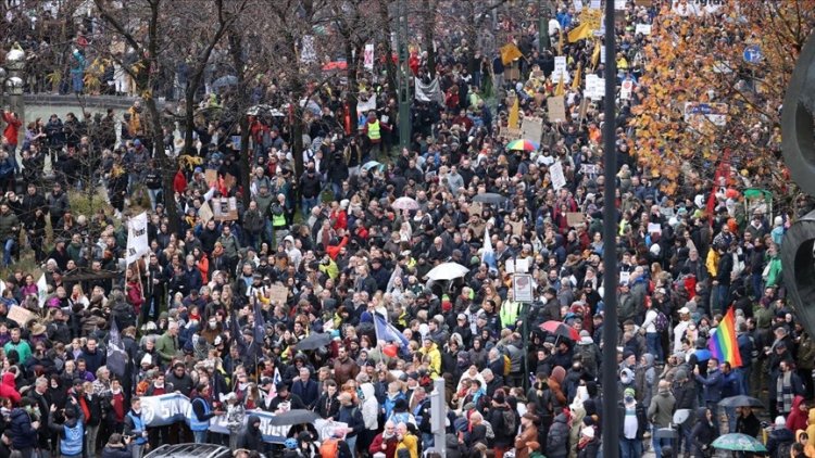 Brüksel'de yaklaşık 35 bin kişi sıkılaştırılan Kovid-19 tedbirlerini protesto etti