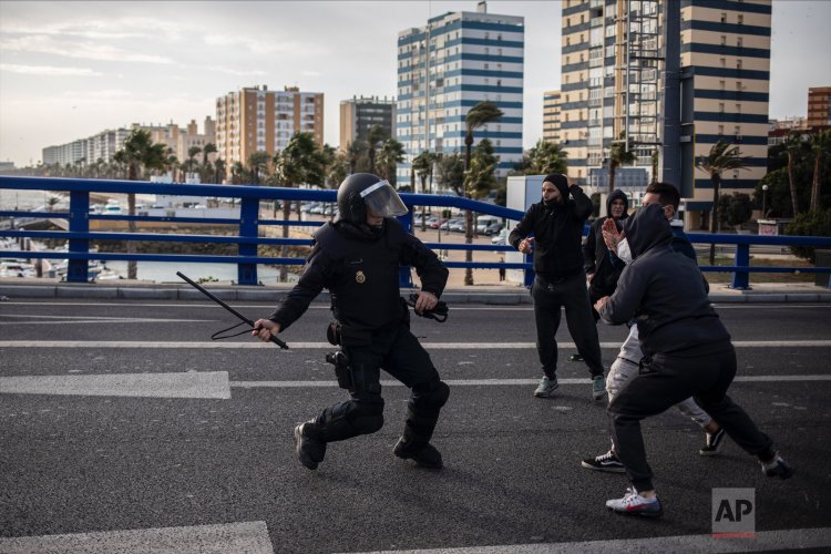İspanya'da metal işçilerinin grevinde polis ile göstericiler çatıştı