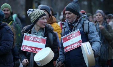 Avusturya’da sokağa çıkma kısıtlamasına rağmen Kovid-19 önlemleri protesto edildi