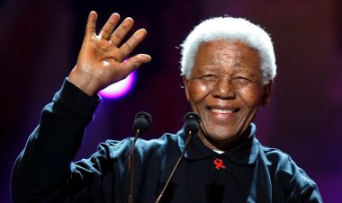 Güney Afrika'nın özgürlük kahramanı Nelson Mandela, ölümünün 8. yılında anılıyor