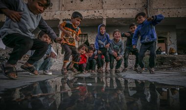 Suriye'de yıkılan okullara sığınan 56 İdlibli aile yaşam mücadelesi veriyor