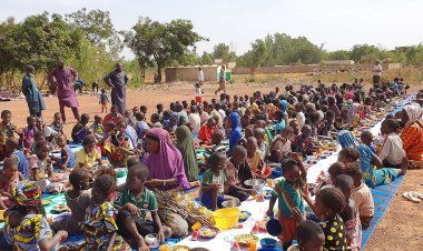 Umut Kervanı, Mali’deki savaş mağduru çocuklara yemek ikramında bulundu