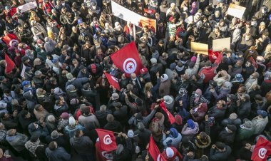 Tunus'ta devrimin yıl dönümünde Cumhurbaşkanı Said yanlıları ve karşıtları sokakta