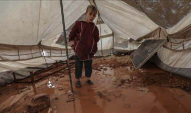 İdlib'de şiddetli yağış sonucu çadır kentler sular altında kaldı