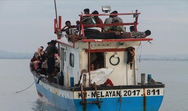 Endonezya, Arakanlı Müslümanların bulunduğu tekneyi geri itecek