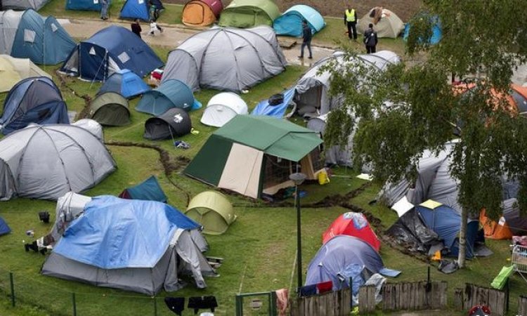 Brüksel'de sığınma merkezine alınmayan göçmenlerin çadırları dağıtıldı