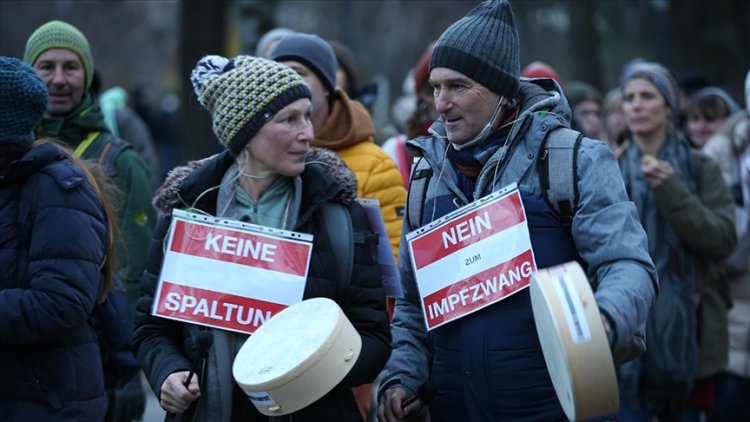 Avusturya’da sokağa çıkma kısıtlamasına rağmen Kovid-19 önlemleri protesto edildi