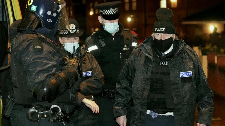 İngiltere Başbakanı Johnson polis kıyafetiyle uyuşturucu operasyonuna katıldı