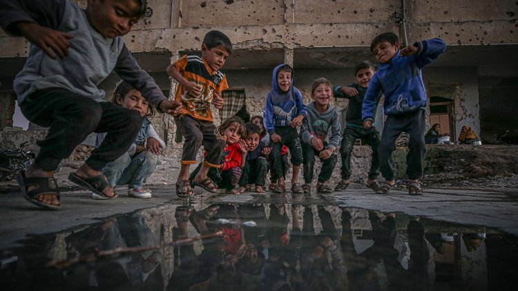 Suriye'de yıkılan okullara sığınan 56 İdlibli aile yaşam mücadelesi veriyor