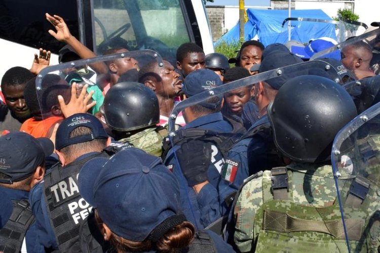 Meksika’da göçmenler polisle çatıştı: 17 yaralı