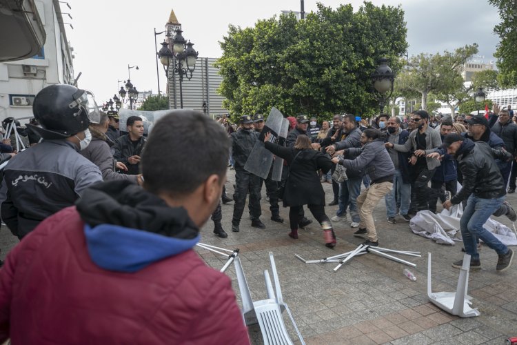 Tunus güvenlik güçleri 'anayasaya karşı darbeye son verilmesi' eylemine müdahale etti