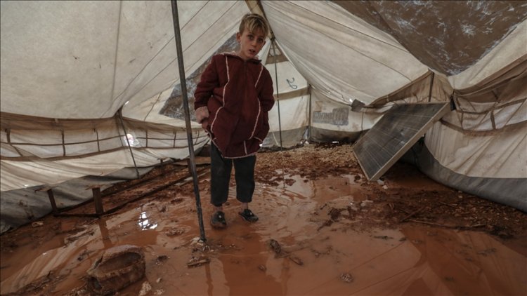 İdlib'de şiddetli yağış sonucu çadır kentler sular altında kaldı