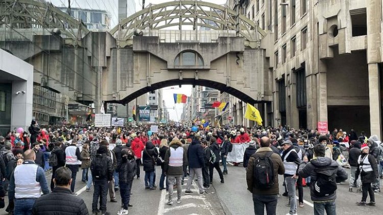 Brüksel'de binlerce kişi bir kez daha Kovid-19 tedbirlerini protesto etti