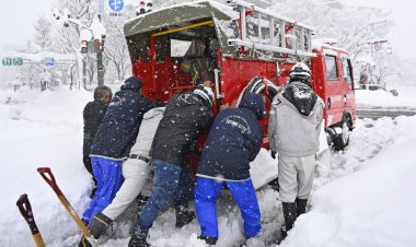 Japonya'da yoğun kar yağışı hayatı felç etti