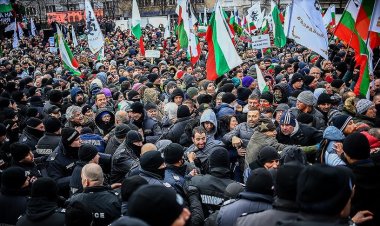 Bulgaristan'da Kovid-19 önlemlerini protesto edenlerle polis arasında arbede çıktı