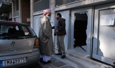 Yunanistan'da mescidin de bulunduğu binanın önüne patlayıcı atıldı!